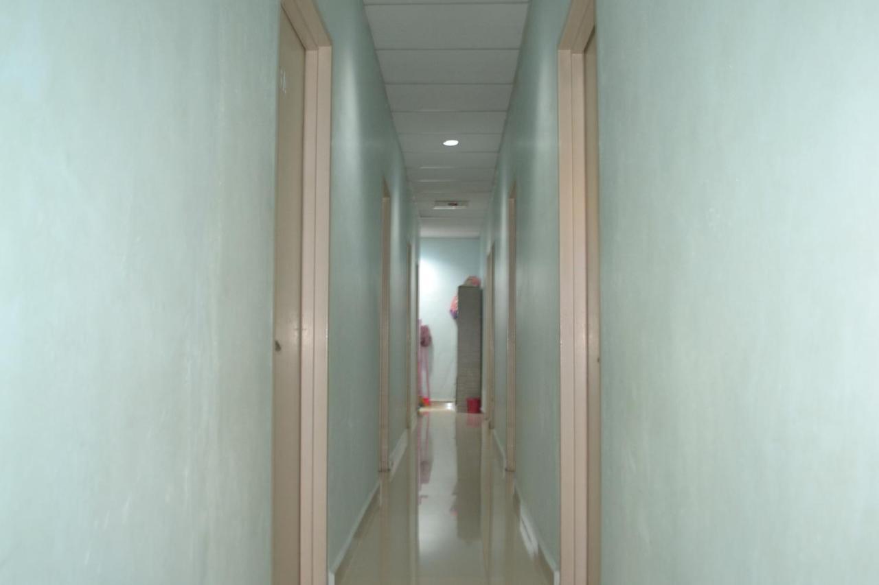 Oyo 89737 Hotel Tishoa Kampong Batu Tiga Luaran gambar