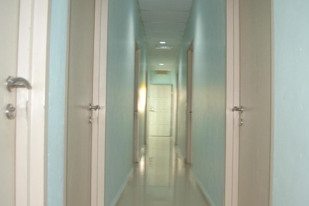 Oyo 89737 Hotel Tishoa Kampong Batu Tiga Luaran gambar