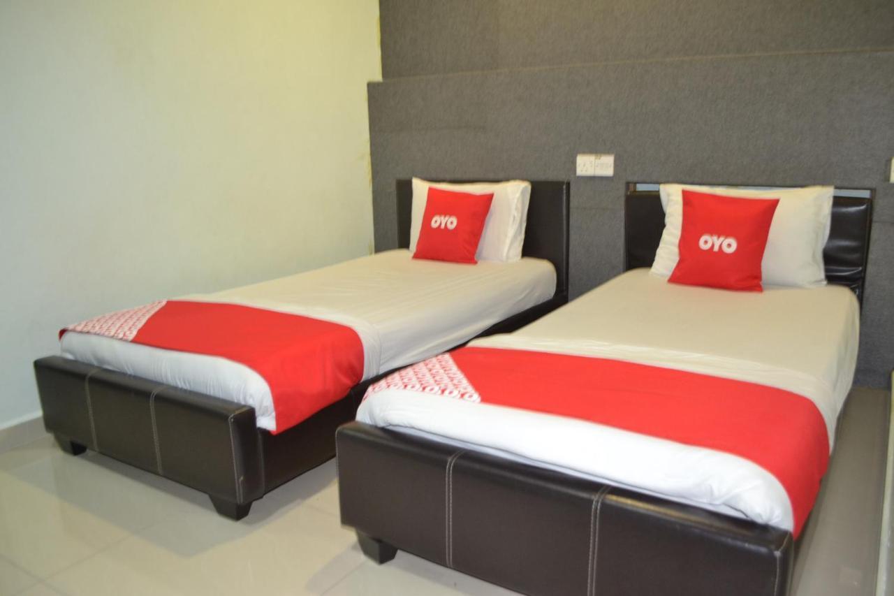 Oyo 89737 Hotel Tishoa Kampong Batu Tiga Luaran gambar
