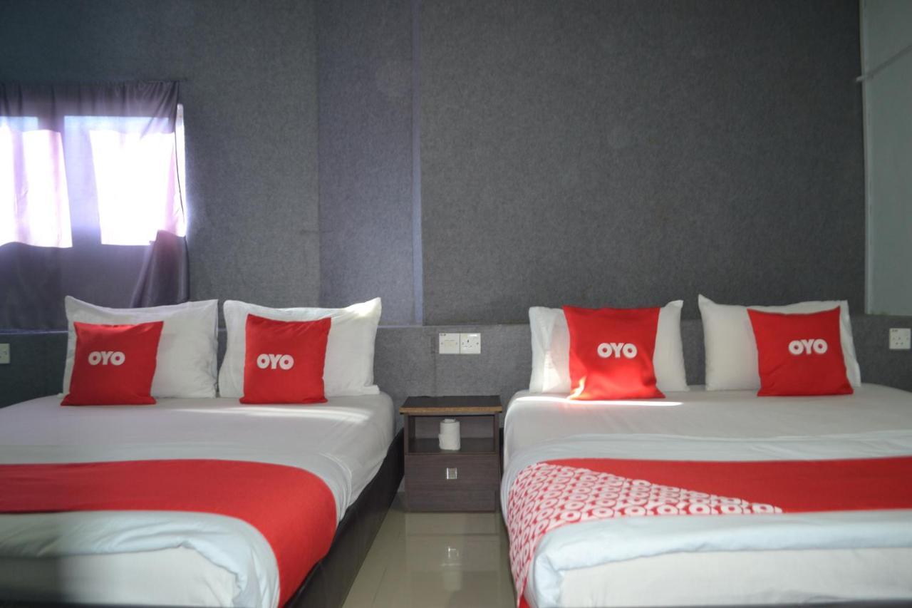 Oyo 89737 Hotel Tishoa Kampong Batu Tiga Luaran gambar