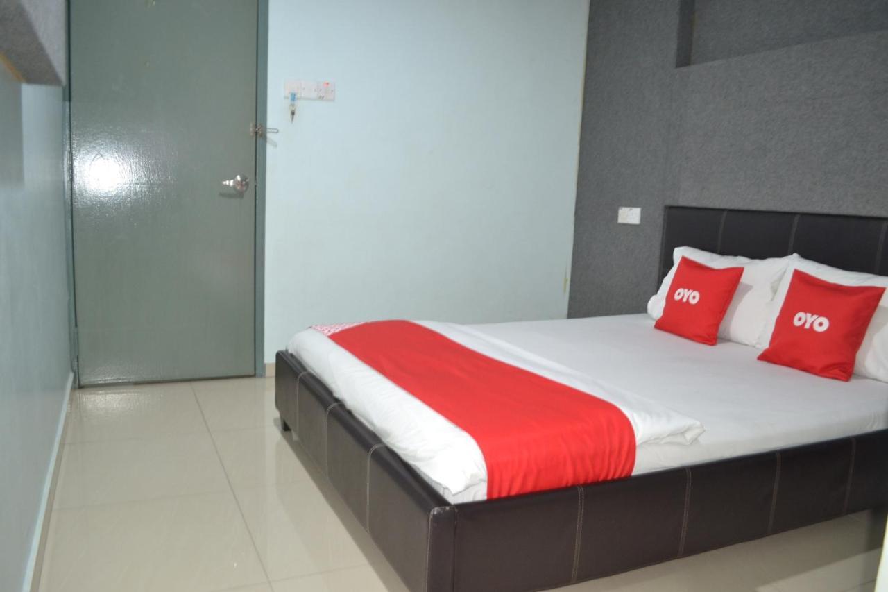 Oyo 89737 Hotel Tishoa Kampong Batu Tiga Luaran gambar